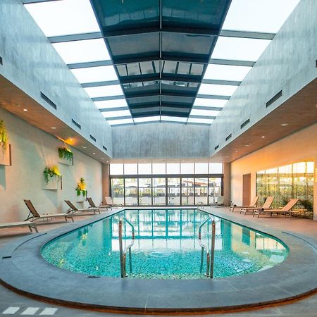 Moevenpick Hotel Du Lac תוניס מראה חיצוני תמונה The swimming pool at the hotel