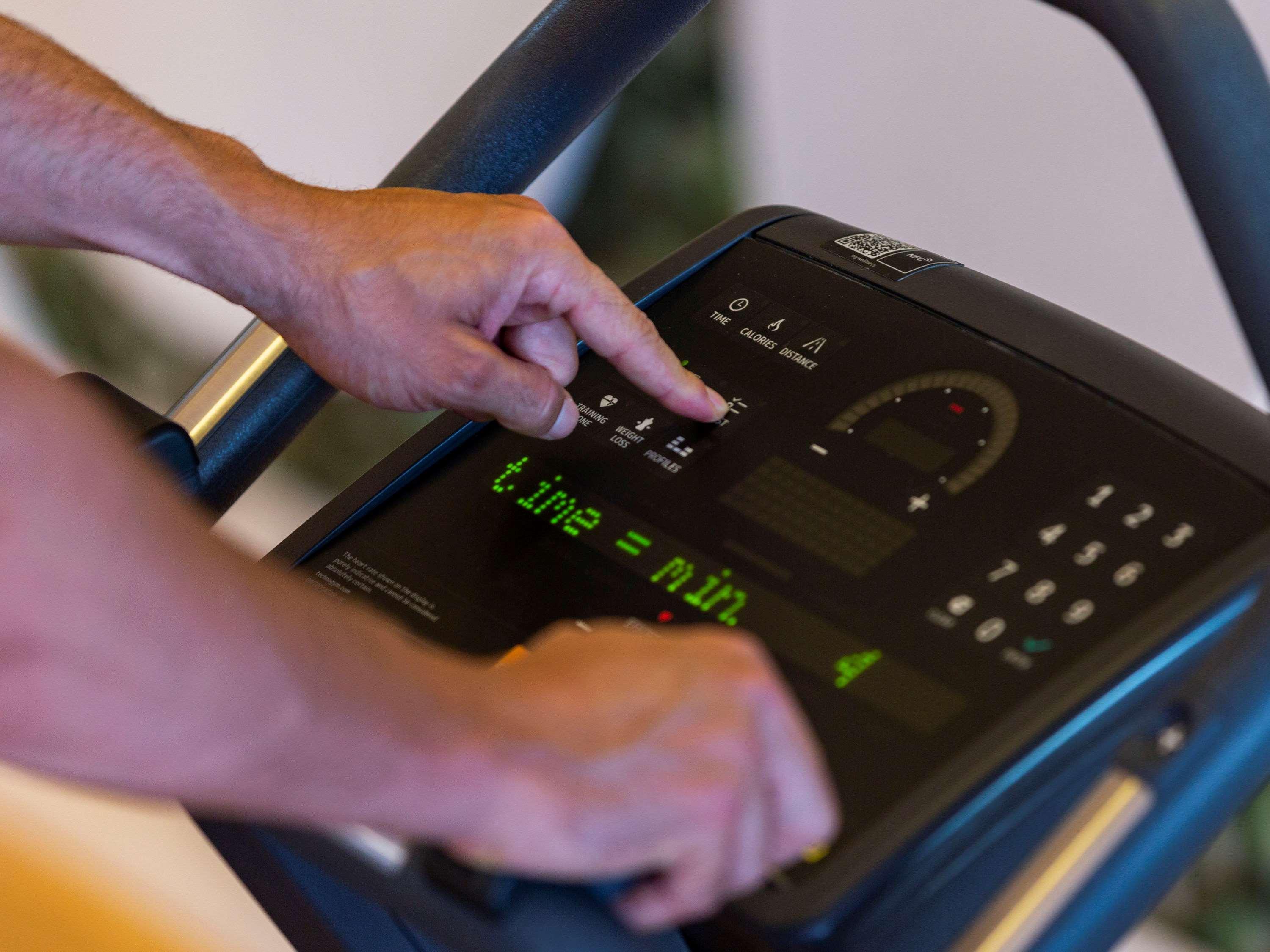 Moevenpick Hotel Du Lac תוניס מראה חיצוני תמונה A treadmill console