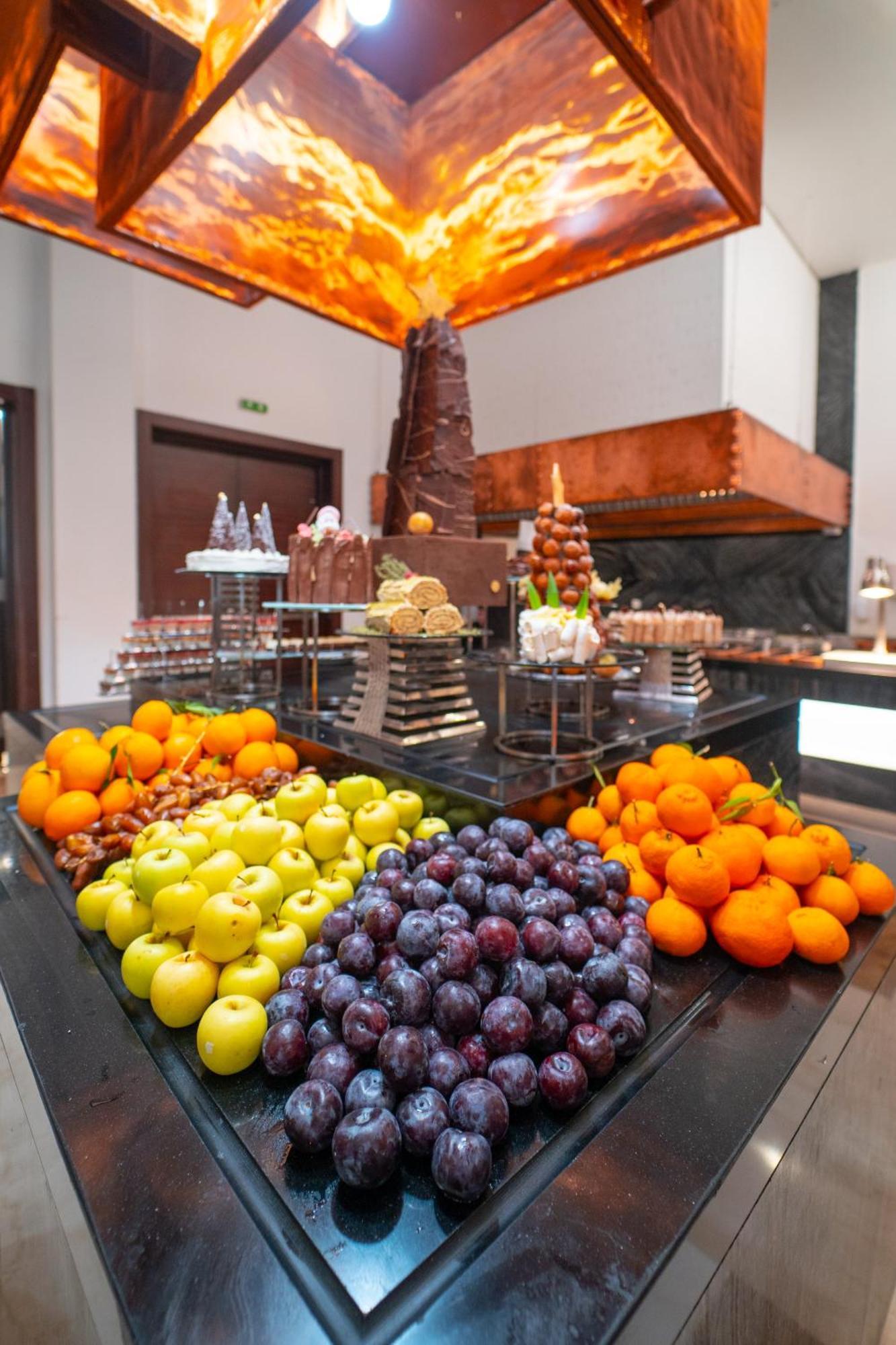 Moevenpick Hotel Du Lac תוניס מראה חיצוני תמונה Fruit at a buffet